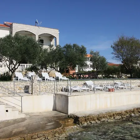 5803c アパート Kožino